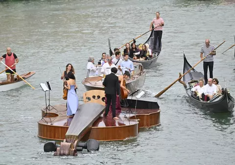 Spectacol inedit de muzică clasică pe canalele Veneției. „Vioara lui Noe”, instalația care omagiază victimele de COVID