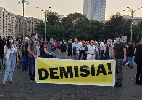 Protest anti-Cîțu în Piața Victoriei. Zeci de oameni i-au cerut demisia premierului