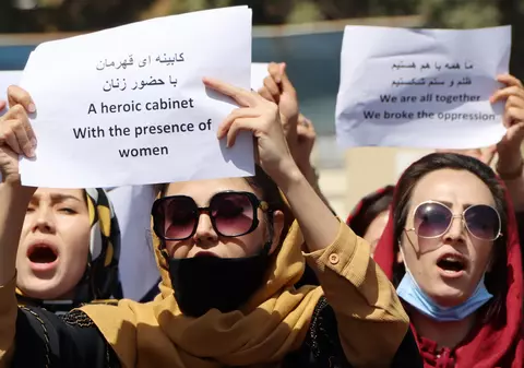 „Suntem gata să murim”. Curajul unor femei afgane care au ieșit în stradă să-și apere drepturile în regimul talibanilor