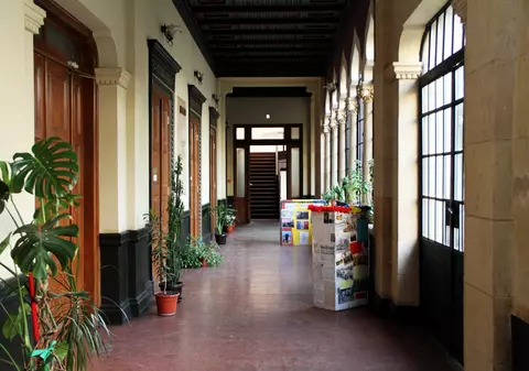 Profesorul în lenjerie intimă de la Şcoala Centrală revine la catedră. Anchetele disciplinare promise de ministrul educaţiei „nu s-au putut derula”