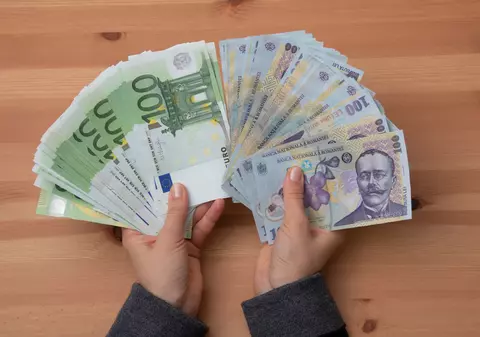 Cum explică analiștii căderea istorică a leului în raport cu euro. E singura monedă din Europa Centrală și de Est care s-a depreciat