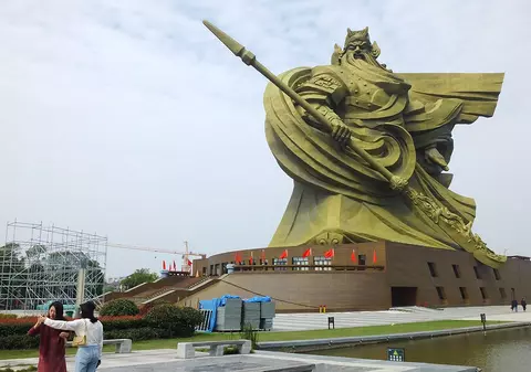 Autoritățile dintr-un oraș din China vor cheltui 20 de milioane de dolari să mute o statuie uriașă