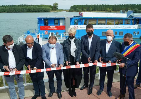 7 oameni pentru o panglică. 5 sunt oficiali veniți la inaugurarea unui centru privat, făcut cu bani strânși de o fundație