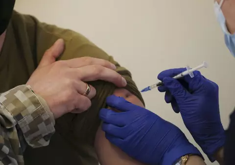 Letonia introduce vaccinarea obligatorie anti-COVID a angajaților din învățământ