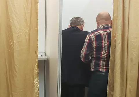 FOTO. Probleme la votul pentru congresul PNL: câte doi în cabină, unii delegați și-au fotografiat opțiunea