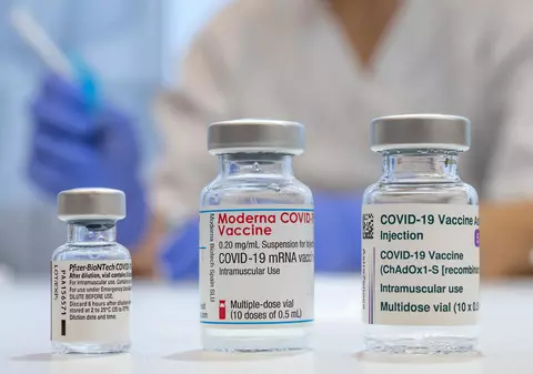 Vaccinații cu AstraZeneca pot face rapelul cu un ser ARN mesager fără recomandare medicală