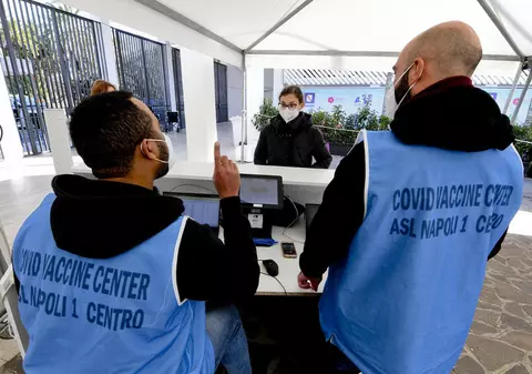 Italia ia în calcul vaccinarea obligatorie a întregii populații