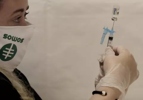 SUA au aruncat cel puțin 15 milioane de doze de vaccin anti-COVID-19 din martie 2021