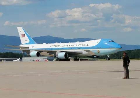 Două sticle goale de tequilla au fost găsite în fuselajul noului model Boeing de Air Force One