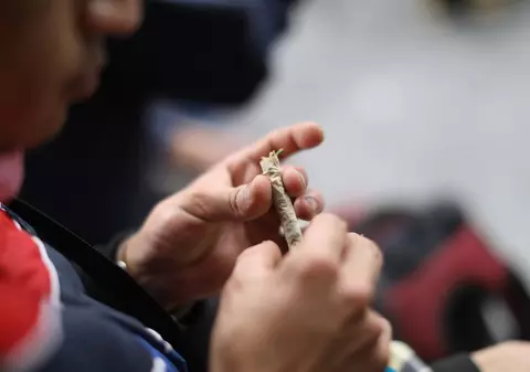 Cât încasau doi șoferi români care lucrau pentru o rețea de traficanți de canabis. Poliția franceză i-a arestat