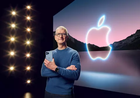 Tim Cook, directorul Apple, a câştigat în 2021 de 1.400 de ori mai mult decât un angajat obişnuit al companiei