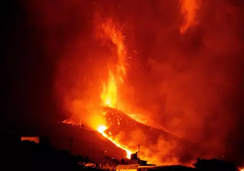 Aeroportul local a fost închis, iar numărul persoanelor evacuate a ajuns la 6.000, după ce erupția vulcanului din Canare s-a intensificat