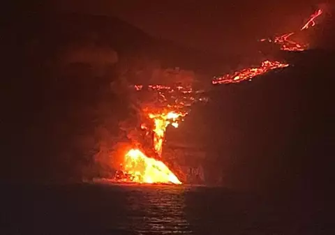 Lava vulcanului din La Palma a ajuns la ocean. Experții se tem de gazele toxice care pot otrăvi aerul