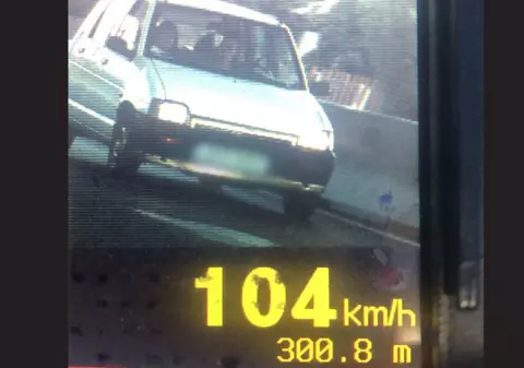 Şoferul unui Tico, prins de poliţiştii prahoveni conducând fără permis şi cu 104 km/h