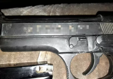 Bărbat reţinut de polițiști, după ce a ameninţat cu pistolul o tânără, pe o stradă din Băileşti