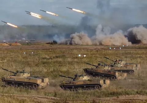 Ce mesaj transmit manevrele militare masive ale Moscovei, supervizate de Putin chiar înainte de alegerile parlamentare din Rusia