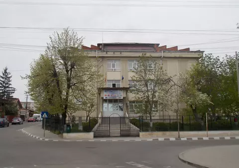 Elev lovit cu pumnul în cap de profesor, într-o școală din Huși. Reclamat, dascălul și-a cerut scuze