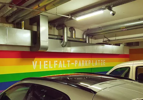 „Parcarea diversității” din orașul german Hanau, marcată în culorile curcubeului, a stârnit polemici: „Mesajul a fost înțeles greșit”