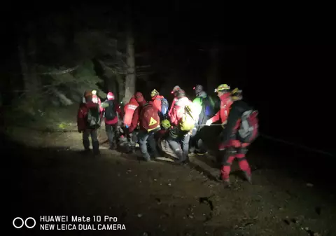 Un bărbat care a căzut 40 de metri în gol în Munții Bucegi a fost găsit în viață de salvamontiști după 14 ore de căutări