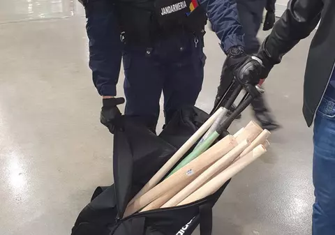 Bâte și torțe găsite într-una din lojele stadionului din Bănie, înainte de derby-ul Craiovei