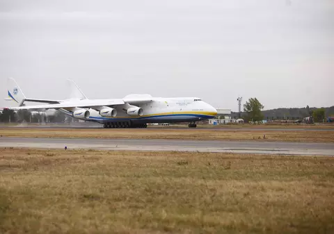 Cel mai mare avion din lume a aterizat la București. Ce zboruri va face aparatul Antonov-225