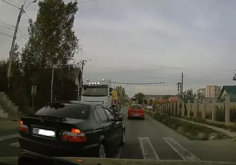 Un șofer de BMW din Iași, depășire de infarct în fața unui TIR. „Ar trebui să îi interzică dreptul de circulație și la stră-stră-strănepoții lui”