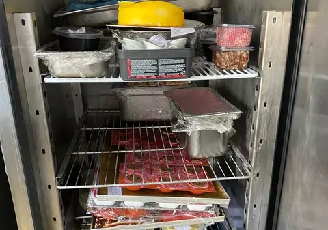 Alimente expirate, insecte și mizerie în două hoteluri de 5 stele din București. ANPC a dat amenzi de 35.000 de lei