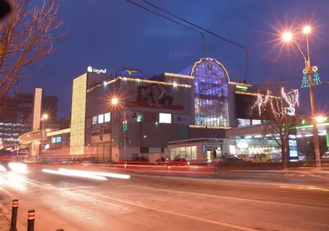 Cum îți crești afacerea de sărbători cu decorațiuni instalate de alpiniști utilitari