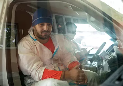 Cum se vede valul patru al pandemiei la Ambulanţa Bucureşti: „Plângi în tine, plângi în mască, mergi mai departe!”