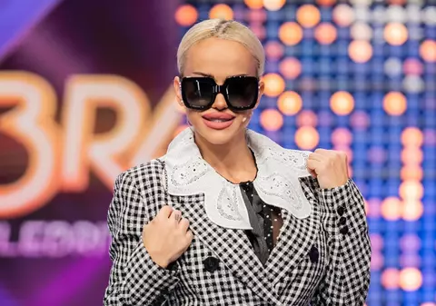 Anda Adam, la un pas să rămână cu sânii pe afară, în cadrul emisiunii „Bravo, ai stil! Celebrities”. Cum a venit îmbrăcată în fața tuturor