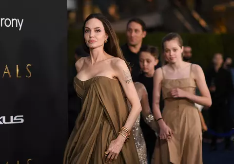 Angelina Jolie, apariție rară alături de copiii ei, la premiera „Eternals”. Cum s-a îmbrăcat Shiloh, fiica în vârstă de 15 ani