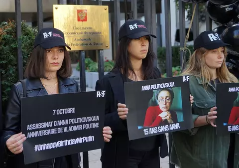 „E pentru jurnaliștii care au murit apărând libertatea de exprimare”. Mesajul ziaristului rus premiat cu Nobelul pentru Pace