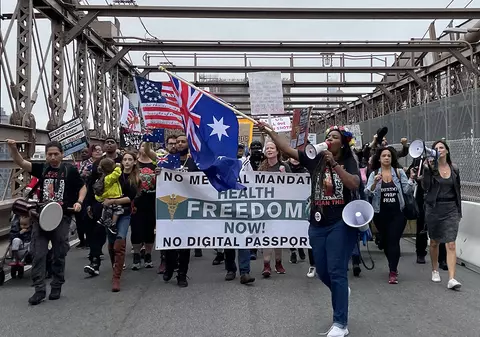 Rezultatele unui studiu pe 5 milioane de oameni din SUA: cei mai mulți care refuză vaccinarea sunt cei cu studii superioare. Ce îi reține?