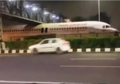 Imagini virale. Un avion a rămas blocat sub un pod, pe o autostradă din India