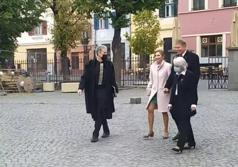 Klaus Iohannis, întâmpinat de protestatari, la intrarea în biserica din Sibiu: „Jó napot kívánok, PSD!”