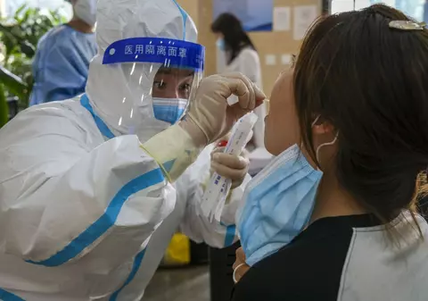 De ce menține China strategia ”zero COVID” în timp ce tot mai multe țări renunță la această politică