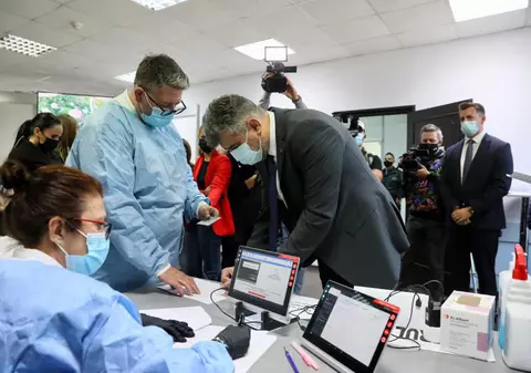 Marcel Ciolacu s-a vaccinat cu doza a treia: „Vă îndemn pe toți să vă vaccinați"