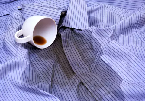 Cum să îndepărtezi petele de cafea de pe haine. Metode ușoare și ieftine