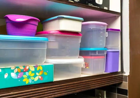 Cum scoți mirosul neplăcut din recipientele de plastic