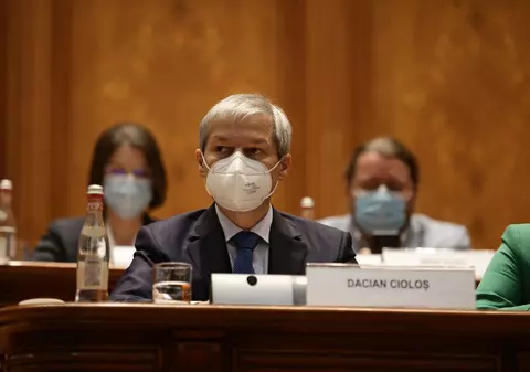 Dacian Cioloș propune partidelor politice să împartă împreună campania de vaccinare: „Disputa dintre noi a ideologizat vaccinarea”