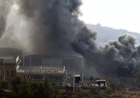 Lava vulcanului din La Palma a distrus o fabrică de ciment, eliberând gaze potențial toxice