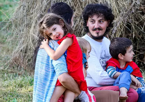 Au renunțat la viața din Capitală și au luat-o de la zero într-un sat uitat de lume. Povestea familiei Pârvu de la „Visuri la cheie”