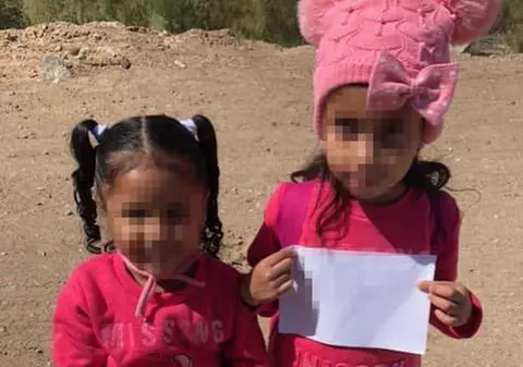 Două fetițe din Honduras, găsite singure la granița americană. Aveau cu ele doar o hârtie cu date despre mătușa lor din SUA