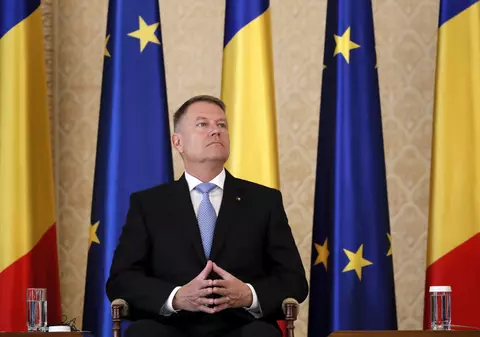 „PAS CU PAS” (Pandemia Asta Sfâșie Cu Ușurință Poporul Ăsta Separat)