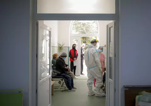 Tot nu vă gândiți să obligați spitalele private să ajute? Nici n-ar fi o naționalizare, cuvânt de nerostit la noi