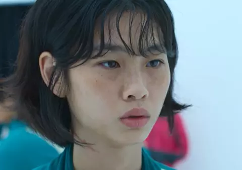 Actrița HoYeon Jung din „Squid Game” apare pe coperta Vogue Coreea. Poartă o ținută îndrăzneață