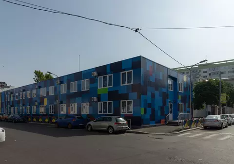 Sute de copii din sectorul 4 învață în containere fără autorizație de securitate la incendiu