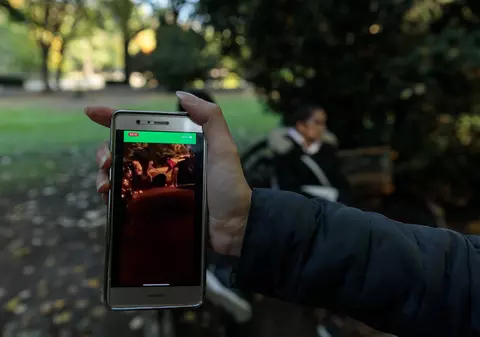 Moda adolescenților care își filmează victimele încurajată de atitudinea poliției române. Cazul victimei de 17 ani