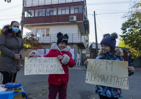 „Dragă Moșule, adu-i lui Nicușor Dan o nuia de Crăciun!” Protest al familiilor care stau de trei luni fără curent