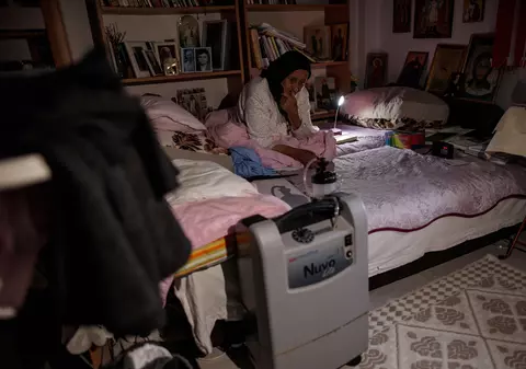 Zeci de familii dintr-un bloc din București stau de două luni fără curent: „Mama mea depinde de aparatul de oxigen, dar la ce să-l conectăm?”